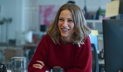 Netflix, Serenay Sarıkaya’ya Eşsiz Bir Takımın Eşlik Ettiği Ece Yörenç İmzalı Kimler Geldi Kimler Geçti’nin Fragmanını Paylaştı