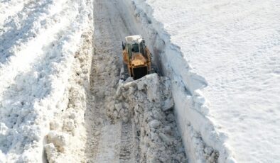 Takımların güçlü çabası: Ağrı’da kar kütlelerinin uzunluğu dozerin uzunluğunu aştı