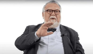 Celal Şengör’den telefon oynayan şahsa reaksiyon: Ahır mı burası