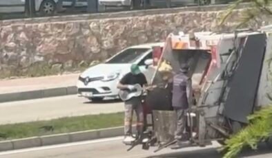 Elazığ’da paklık emekçisinin eğlenceli anları: Çöpte bulduğu gitarla ritim tuttu