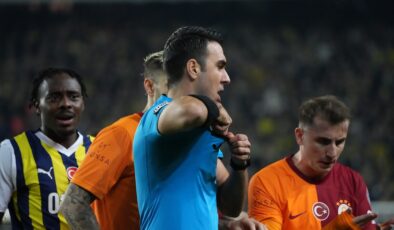 Galatasaray – Fenerbahçe derbisinde kartlar havada uçuşuyor
