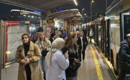 İstanbul Beyoğlu’nda metrobüsteki arıza nedeniyle yolcular tahliye edildi