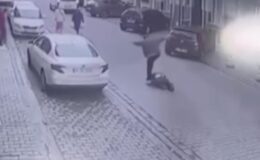 İstanbul’da meyve çalan hırsız market sahibi tarafından tekme tokat dövüldü