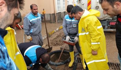 Nevşehir Belediyesi grupları, çok yağıştan etkilenen mahallelerde paklık ve tamirat çalışmalarını sürdürüyor