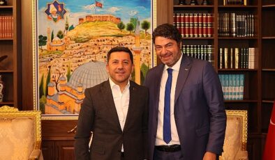 Arabesk müziğinin sevilen ismi Hakan Taşıyan, Nevşehir Belediye Başkanı Rasim Arı’yı ziyaret etti